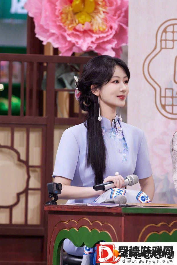 杨紫着紫旗袍