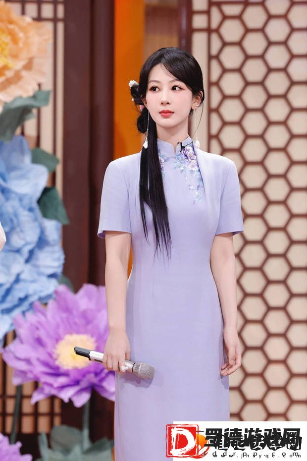 杨紫着紫旗袍
