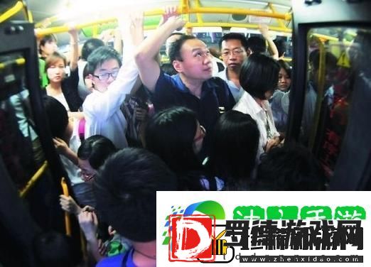 公交一晃一晃就进去了