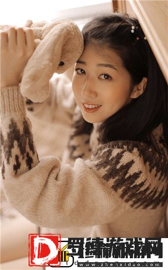 女人被 c 抓衣服网站引爆网络，网友评论：关注度飙升，深刻讨论！
