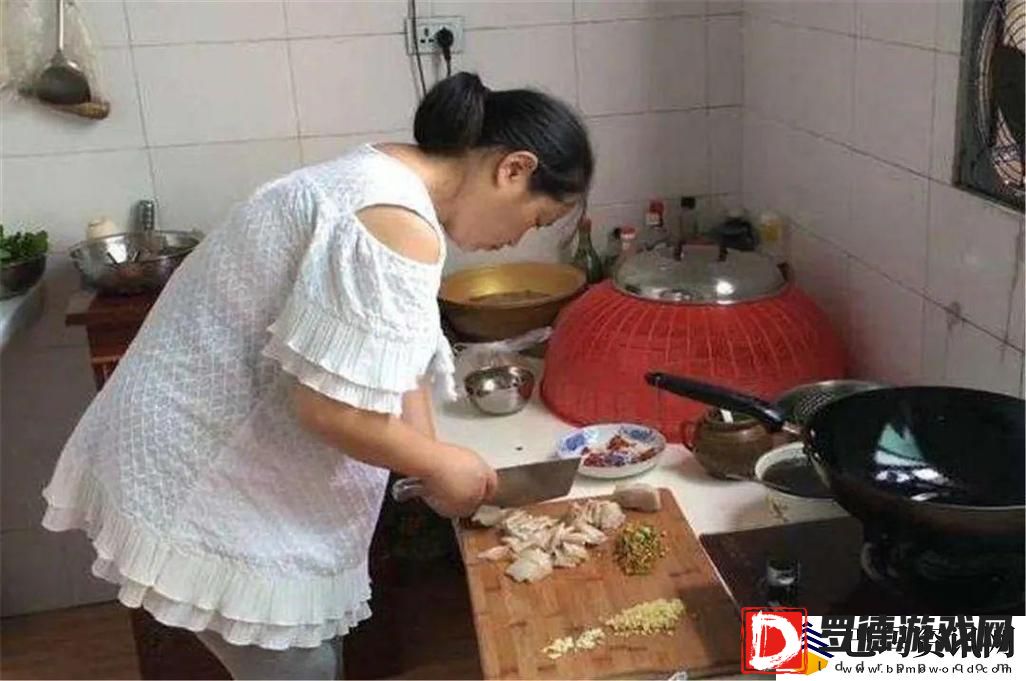 老赵抱着儿媳在厨房做饭免费不花钱