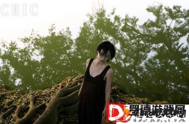 刘雅瑟湿发青蛇妆美媚动人