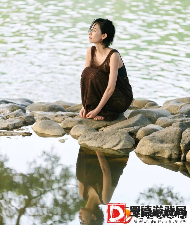 刘雅瑟湿发青蛇妆美媚动人