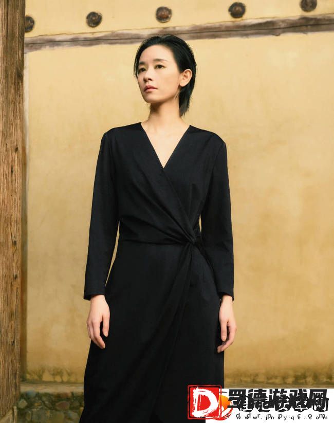 刘雅瑟湿发青蛇妆美媚动人