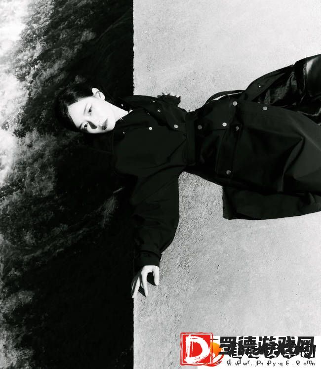 刘雅瑟湿发青蛇妆美媚动人