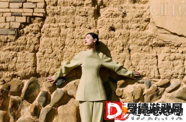 刘雅瑟湿发青蛇妆美媚动人